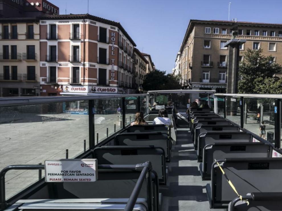 Un autobús de Zaragoza Turismo en la parada de la plaza del Pilar.