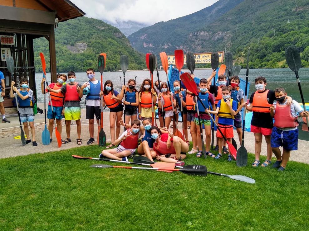 Un grupo de jóvenes disfrutando de un campamento el verano pasado en el valle de Benasque.