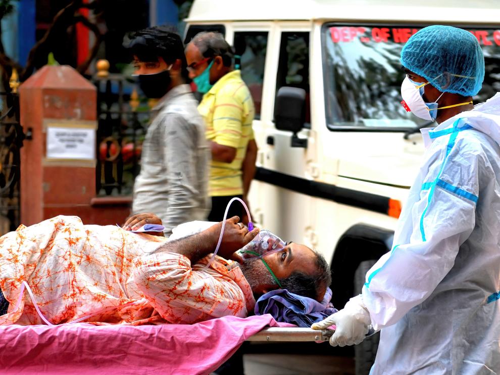 Un paciente con coronavirus es trasladado de un hospital de la ciudad de Calcuta.