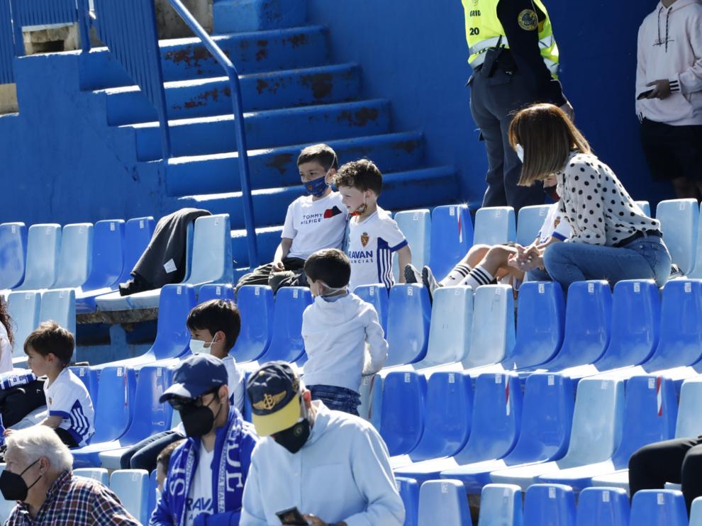 La afición vuelve a la Romareda para ver el Deportivo Aragón-Barbastro, el primer partido con público tras el cierre por la pandemia.