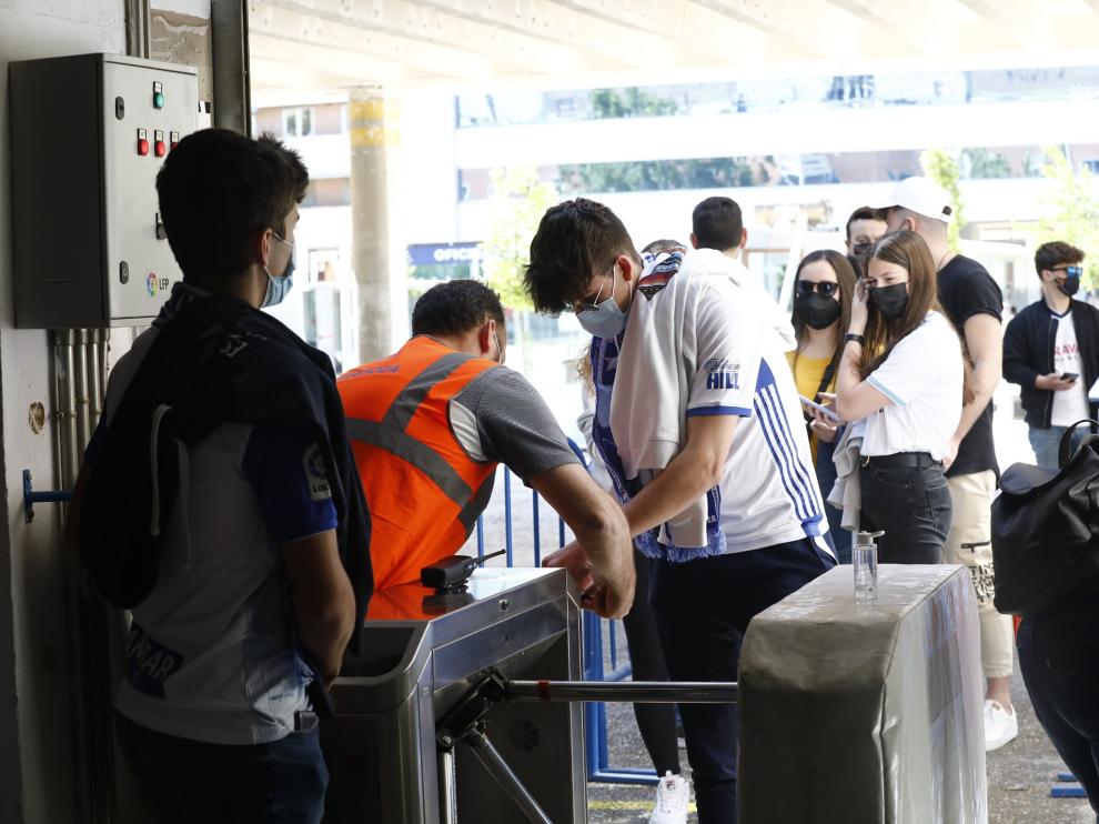 La afición vuelve a la Romareda para ver el Deportivo Aragón-Barbastro, el primer partido con público tras el cierre por la pandemia.