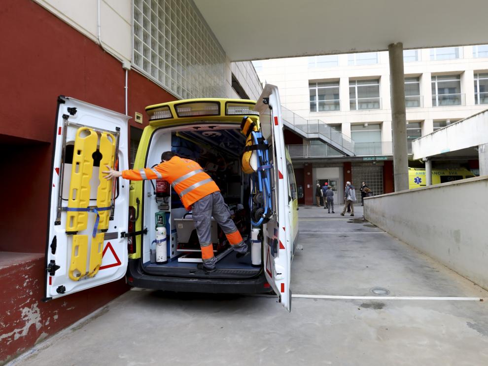 La UVI que se ocupa principalmente de traslados entre hospitales comparte base con la UME del 061 en los bajos del centro de salud Pirineos de Huesca.