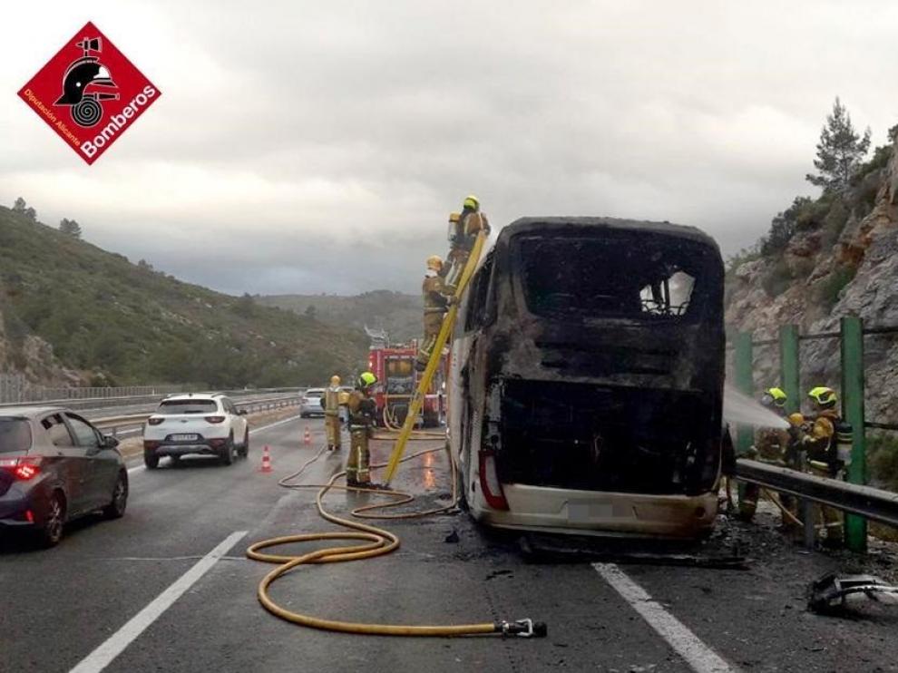 Los Bomberos sofocan el incendio de un autobús en el que viajaba un equipo juvenil de balonmano en Alicante.