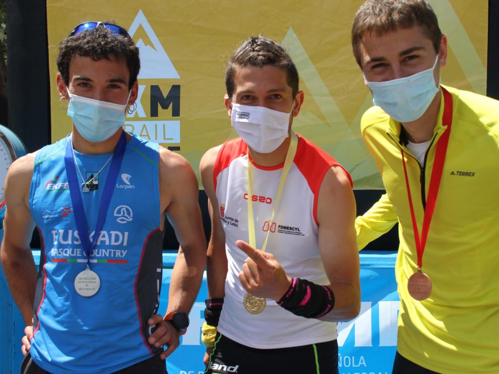 Podio absoluto masculino del Nacional de kilómetro vertical con Daniel Osanz con su medalla de bronce.