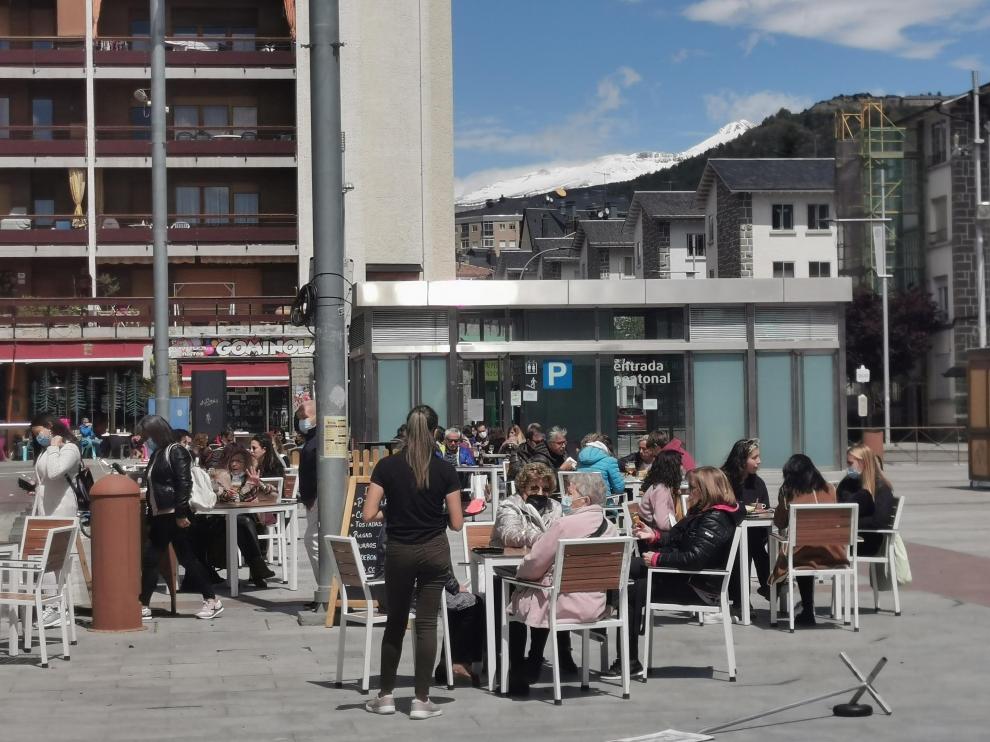 Terrazas en Jaca este fin de semana, con las cumbres del Pirineo al fondo aún nevadas.