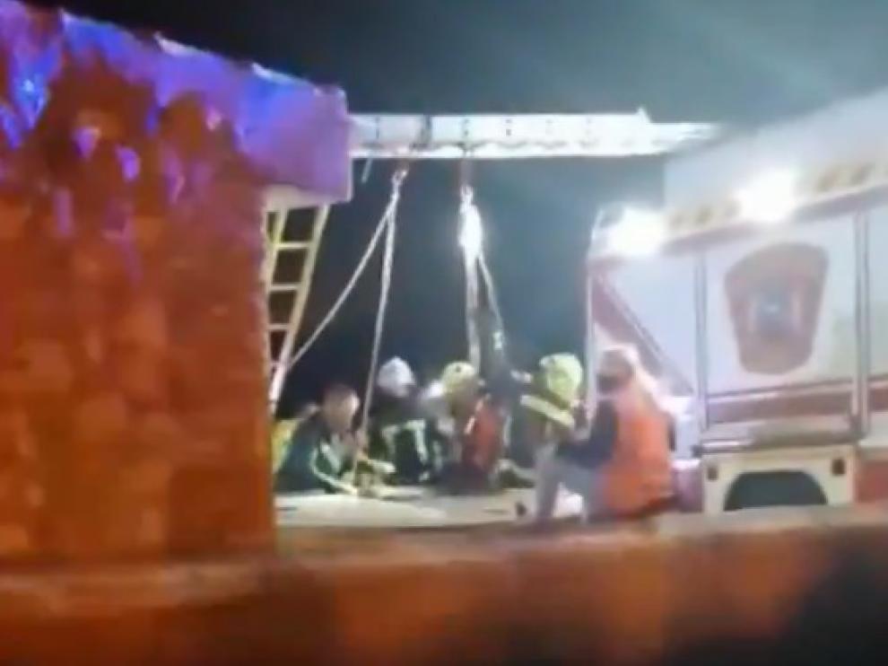 Un momento del rescate de los menores