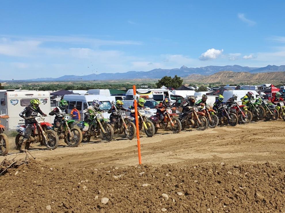 Unos 90 pilotos de motocross se han dado cita este domingo en Tierz