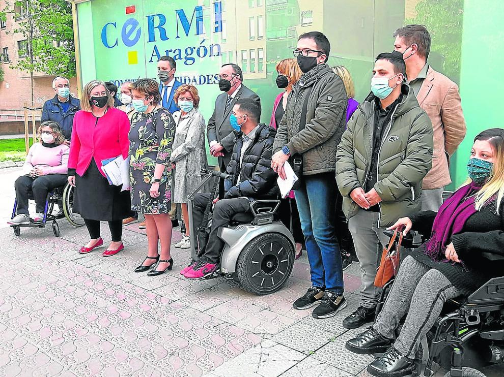 Acto celebrado ayer en Zaragoza a las puertas de la sede de Cermi Aragón.