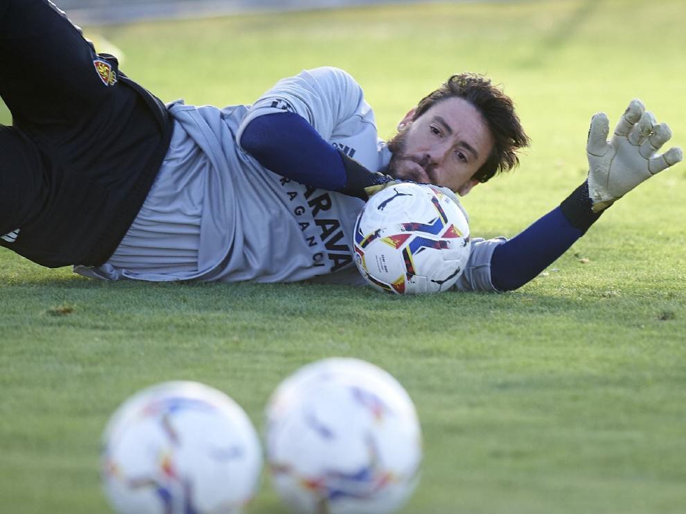 Cristian Álvarez detiene un balón en el suelo durante un ejercicio de entrenamiento.
