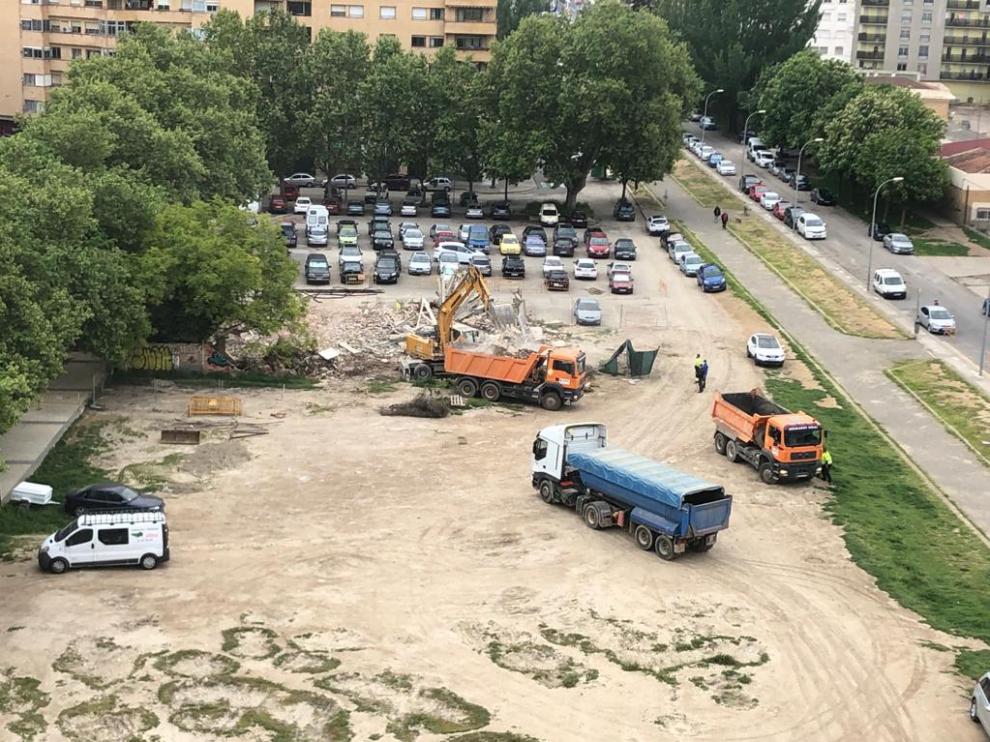 Derribo este lunes del inmueble que quedaba en pie en el solar de Textil Bretón.