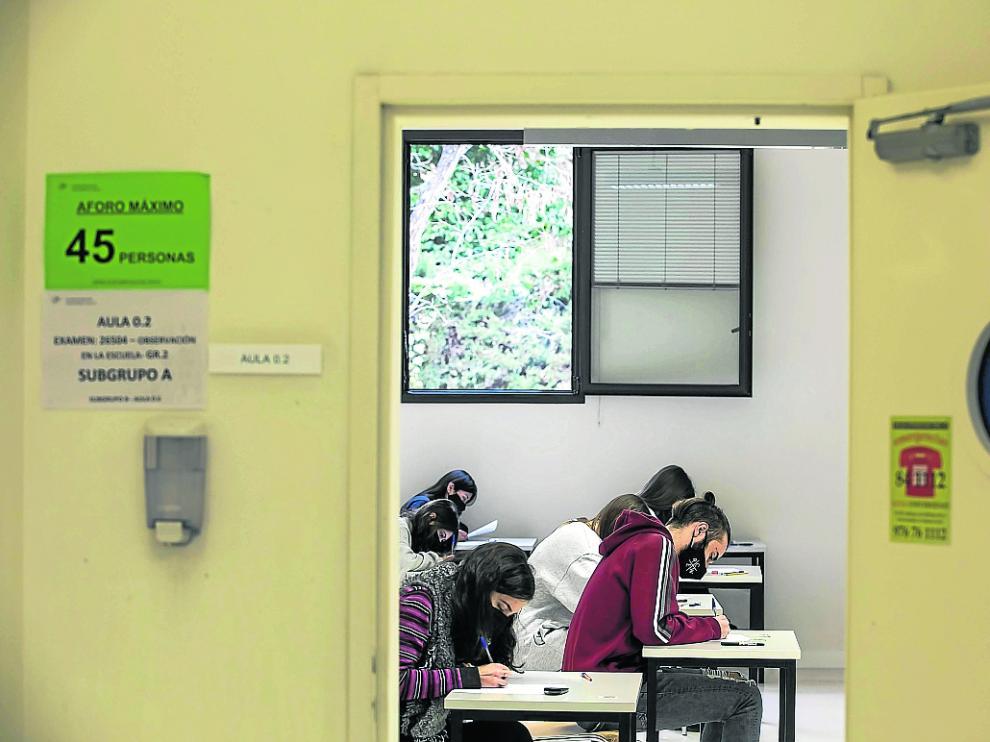 Examen este curso en la Facultad de Educación de la Universidad de Zaragoza con la puerta y la ventana abiertas.