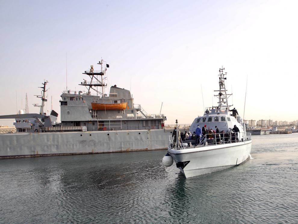 Foto de archivo de migrantes rescatados por la Guardia Costera libia que llegan al puerto de Trípoli