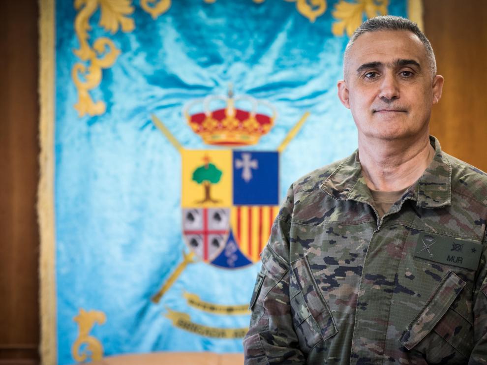 El general Javier Mur, en su despacho de la Brigada Aragón I.