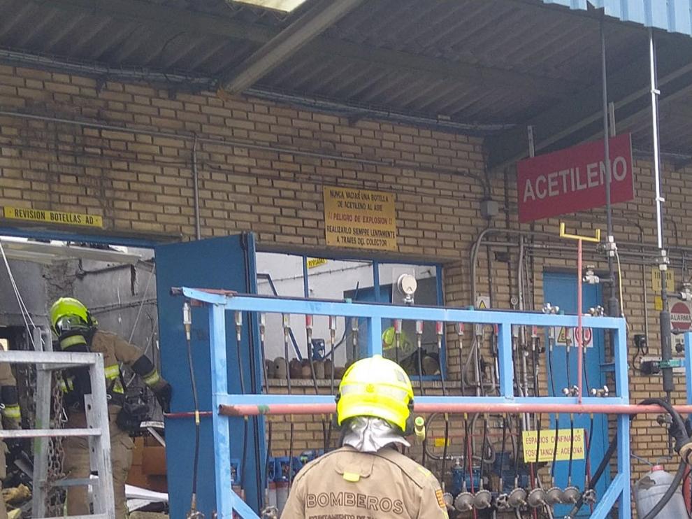 Los bomberos extinguen el fuego tras estallar una bombona en una empresa de Zaragoza
