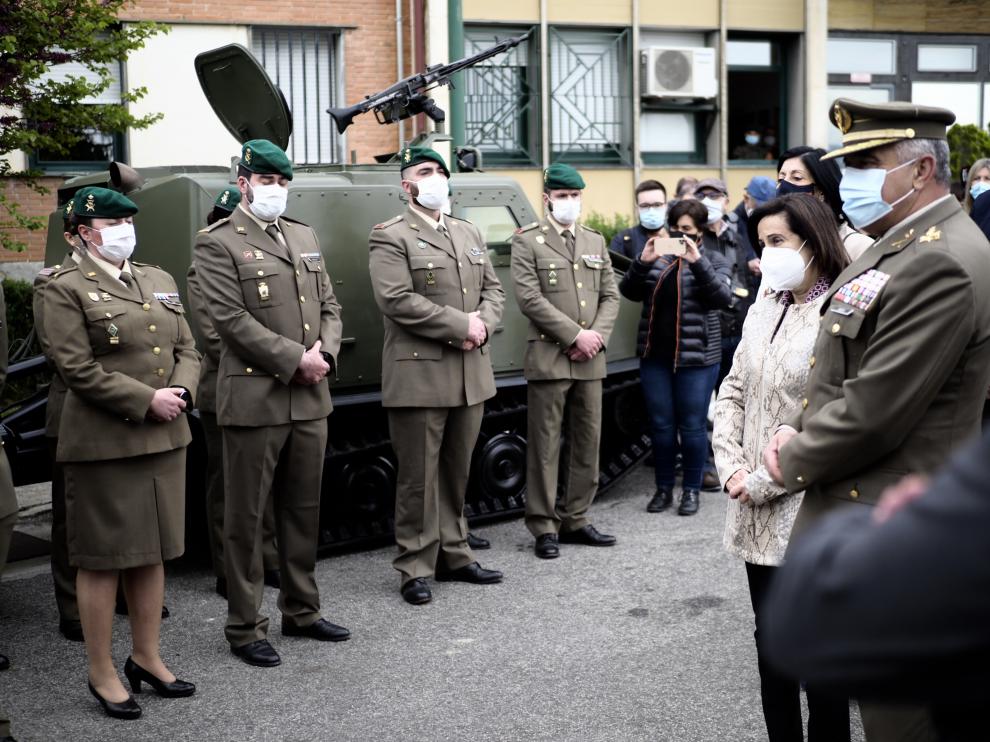 Margarita Robles visita en el acuartelamiento de Aizoáin a los compañeros del militar fallecido tras recibir la vacuna de Astrazeneca.