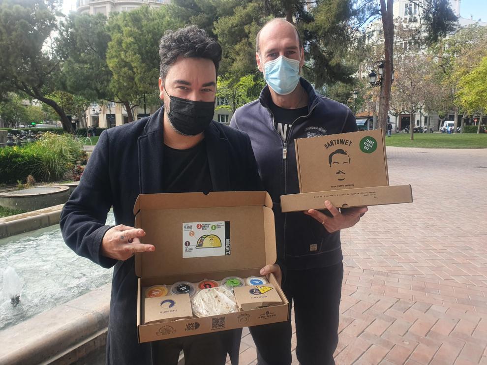 Oscar Vicente y Carlos Ferruz, con las cajas de su taquería SantoWey.