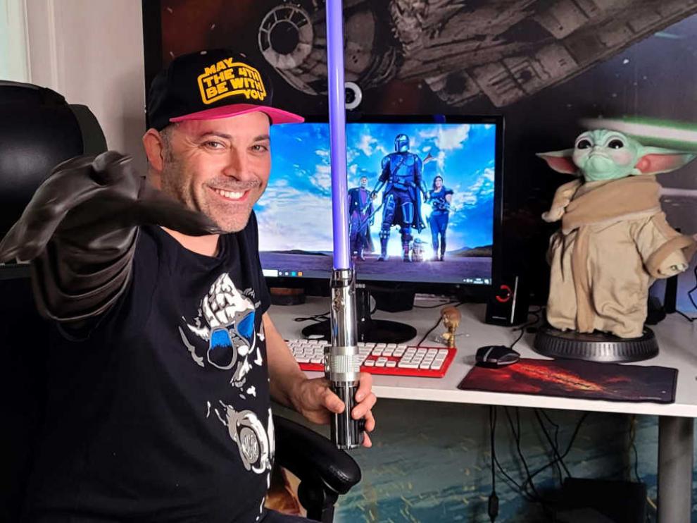 Carlos Gallego con parte de su colección de objetos relacionados con Star Wars.