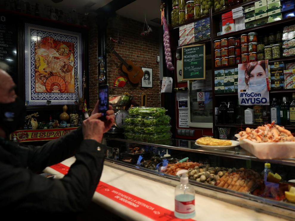 Apoyo a la candidata Ayuso en un bar de Madrid.