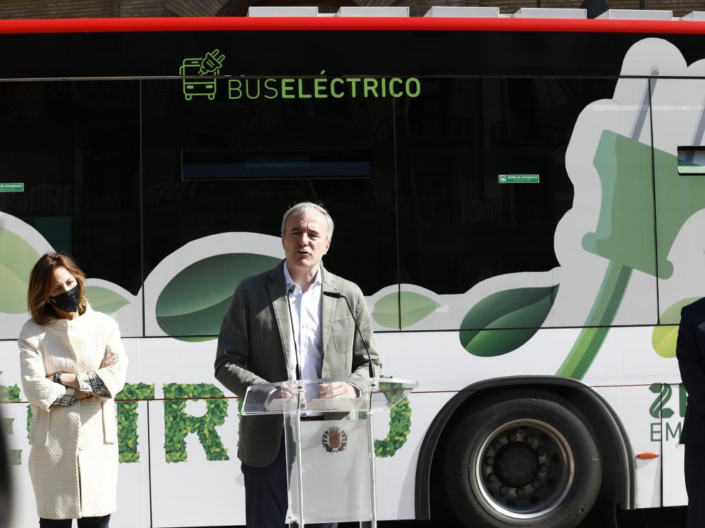 Jorge Azcón anuncia la compra de 68 autobuses eléctricos para Zaragoza