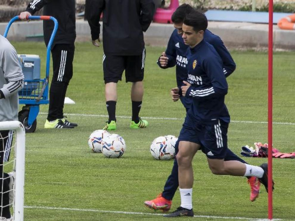 Bermejo, junto a Zapater, en plena carrera durante el entrenamiento del Real Zaragoza.