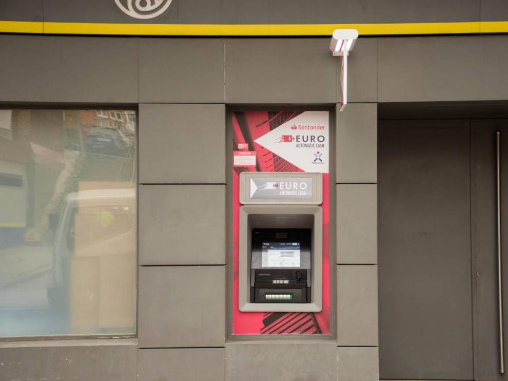 Cajero automático instalado en una oficina de Correos en Madrid.