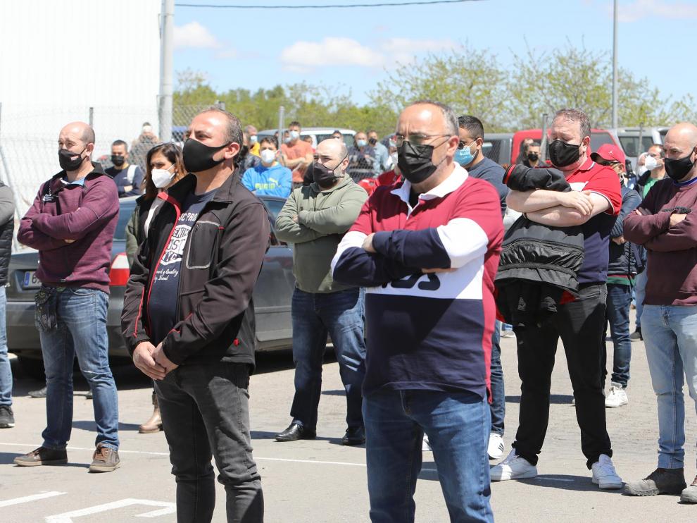Concentración de trabajadores a las puertas de Ronal Ibérica de Teruel en homenaje al compañero recientemente fallecido.