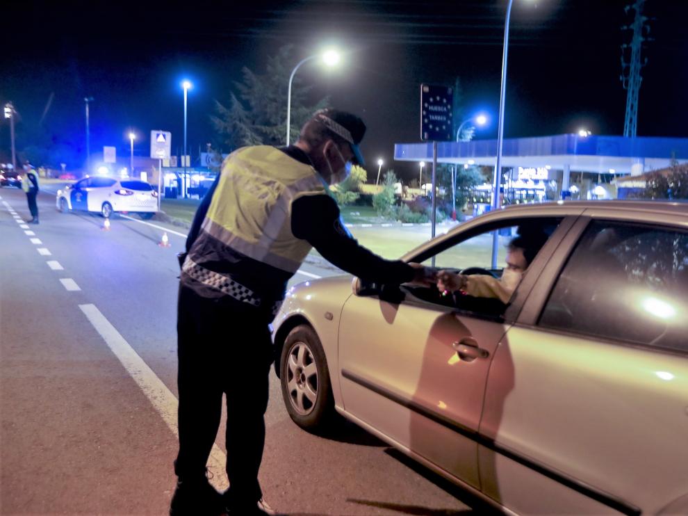 Control de vigilancia perimetral en una rotonda de la avenida Doctor Artero de Huesca.