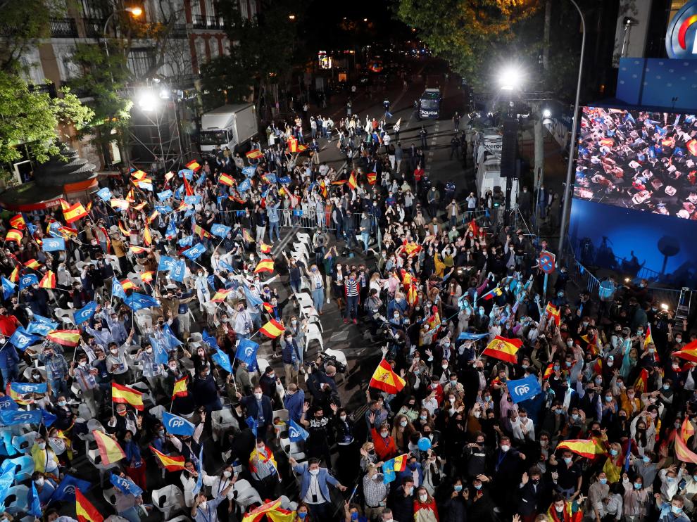 Decenas de personas congregadas ante la sede del PP en Génova