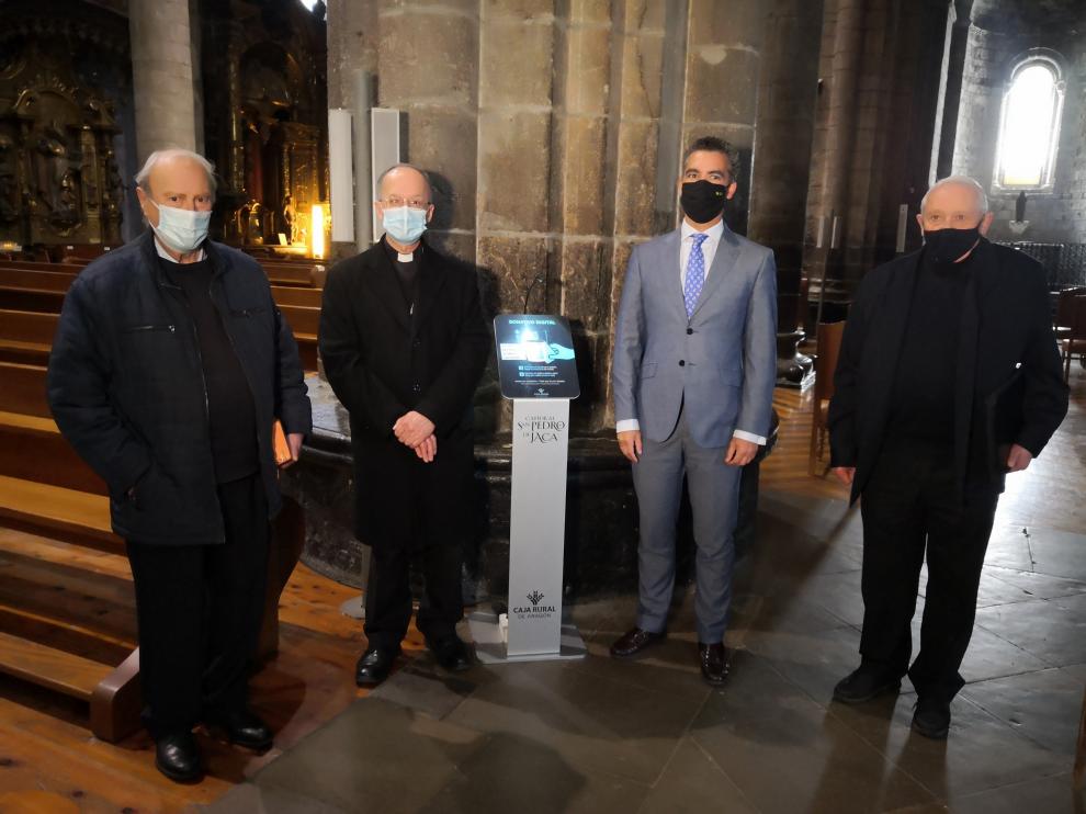 Inauguración del cepillo digital instalado en la catedral de Jaca.