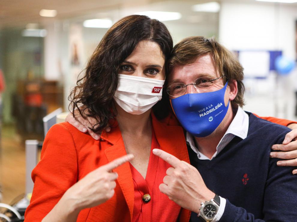 Isabel Díaz Ayuso en la sede del PP en Génova junto a José Luis Martínez Almeida
