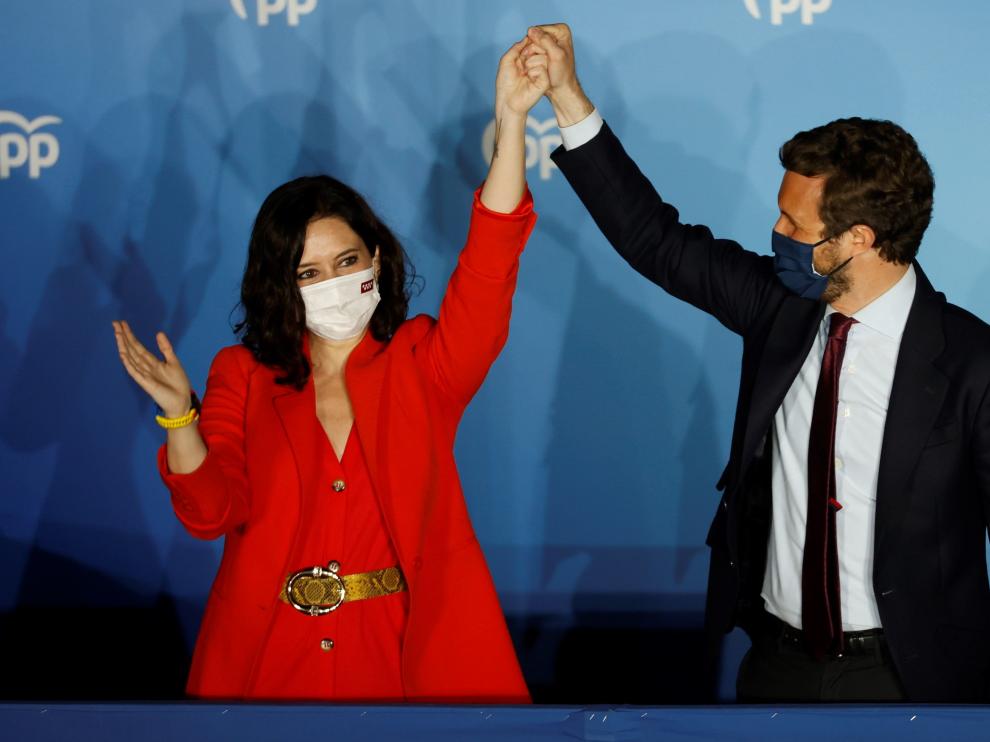 Isabel Díaz Ayuso junto a Pablo Casado en el balcón de la sede del PP en Madrid