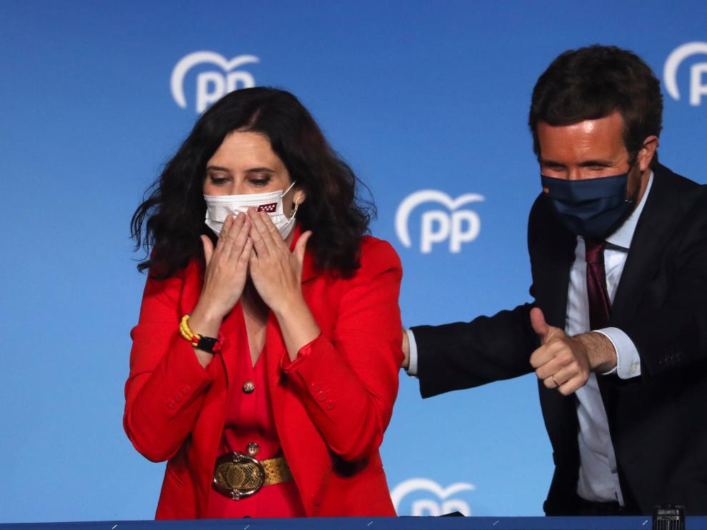 Isabel Díaz Ayuso y Pablo Casado en el balcón de la sede del PP en la calle Génova celebrando el triunfo