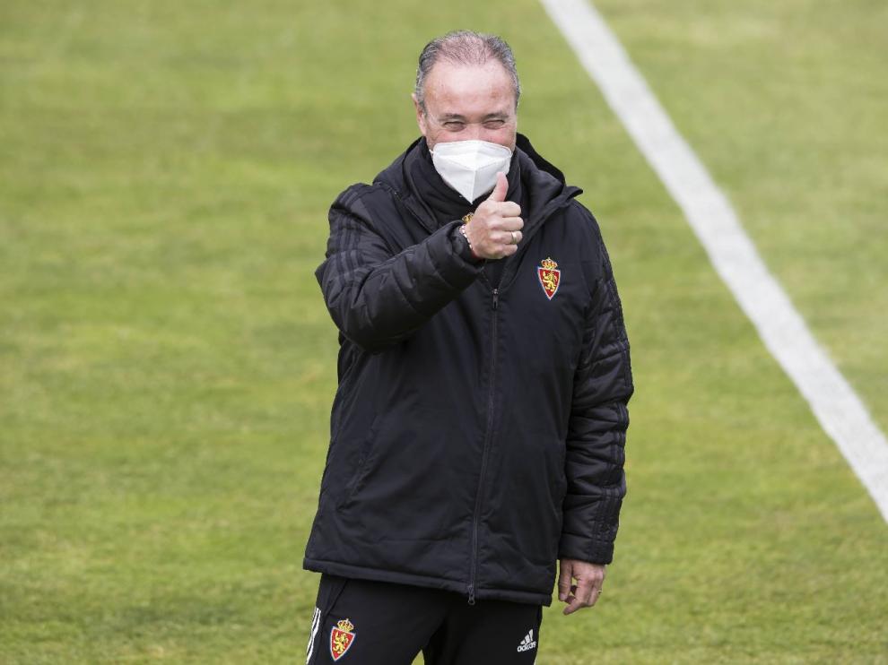 Juan Ignacio Martínez 'Jim', al inicio del último entrenamiento del Real Zaragoza en la Ciudad Deportiva.