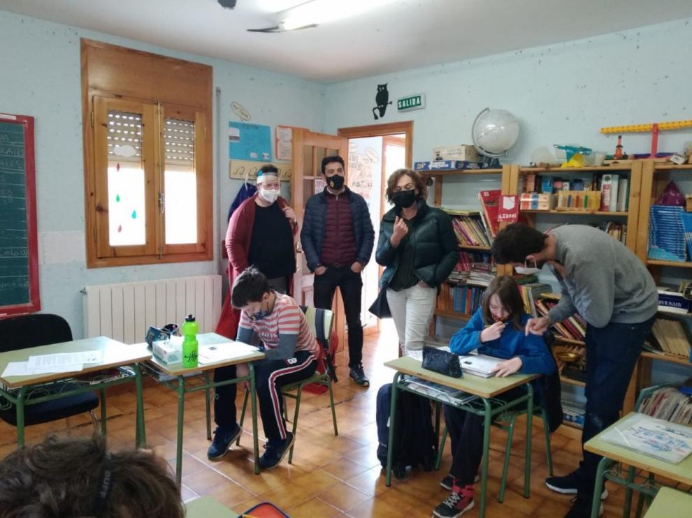 Los responsables municipales y de Educación, con algunos de los alumnos de la escuela de Paules de Sarsa.