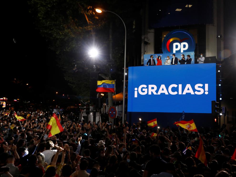 Ayuso junto a Casado en el balcón de Génova ante decenas de personas