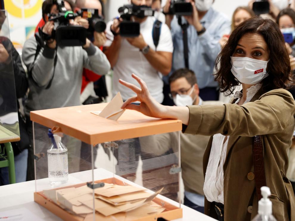 Momento de la votación de Díaz Ayuso
