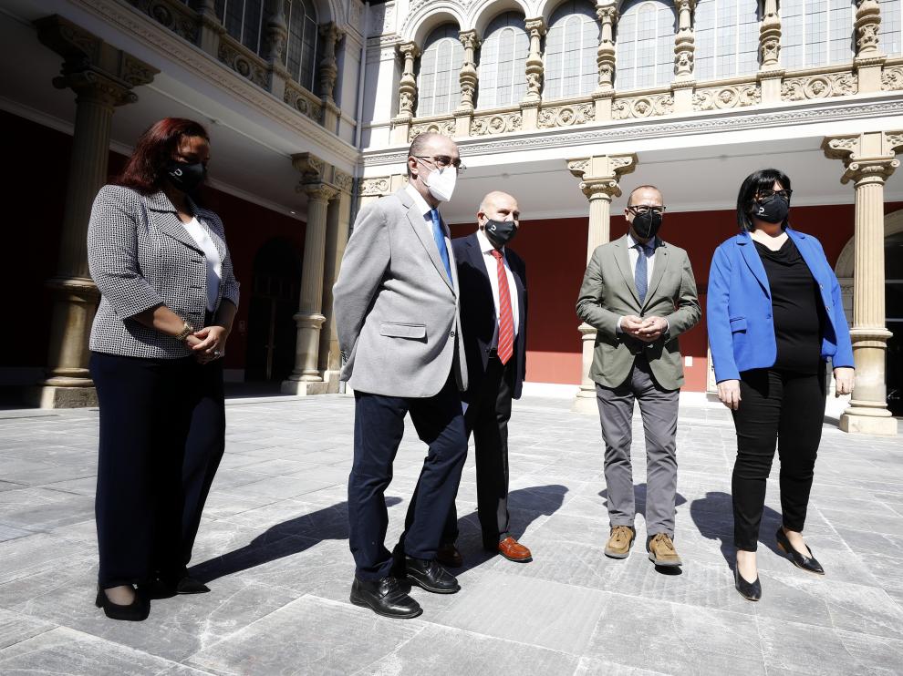 Javier Lambá, junto a Frinnette Reynoso y el consejero Faci, en el Museo de Zaragoza.