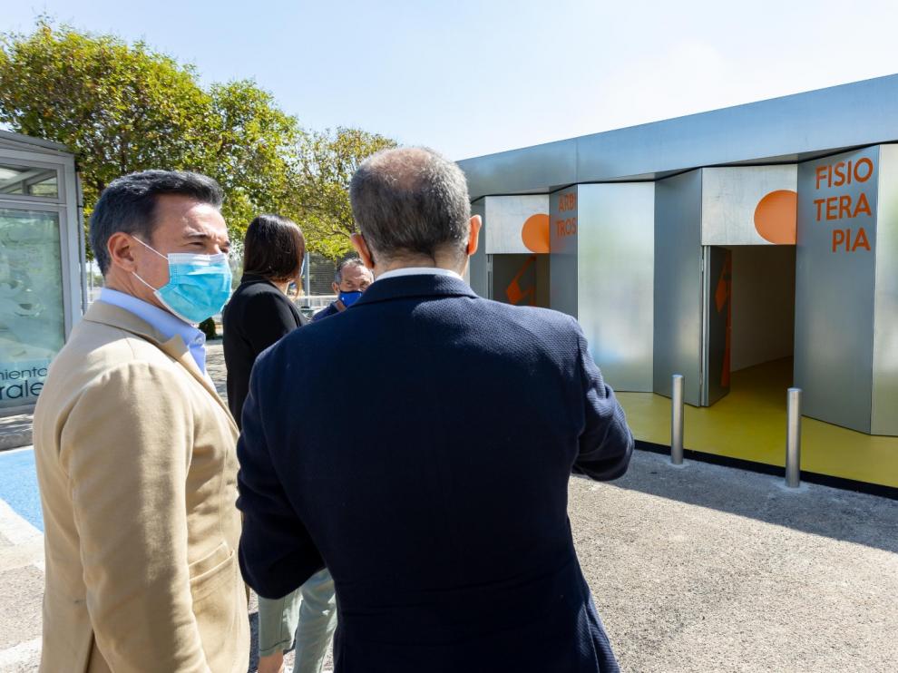 La concejala delegada de Deportes, Cristina García, y el consejero de Urbanismo y Equipamientos del Ayuntamiento de Zaragoza, Víctor Serrano, han visitado este martes el campo junto a la directiva de la U.D. San José, club gestor de la instalación, y técnicos municipales.