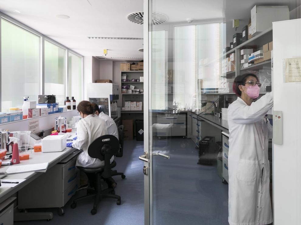 Trabajadores del laboratorio satélite, en la sede del Centro de Investigación