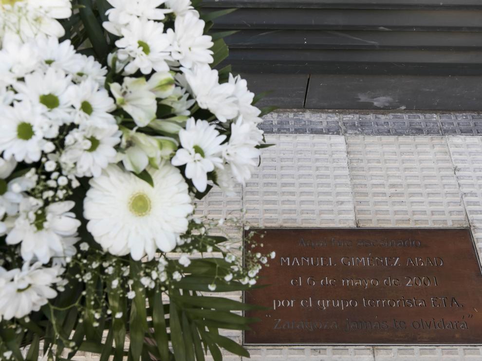 Una placa en recuerdo de Manuel Giménez Abad, en la calle Cortes de Aragón 9 de Zaragoza