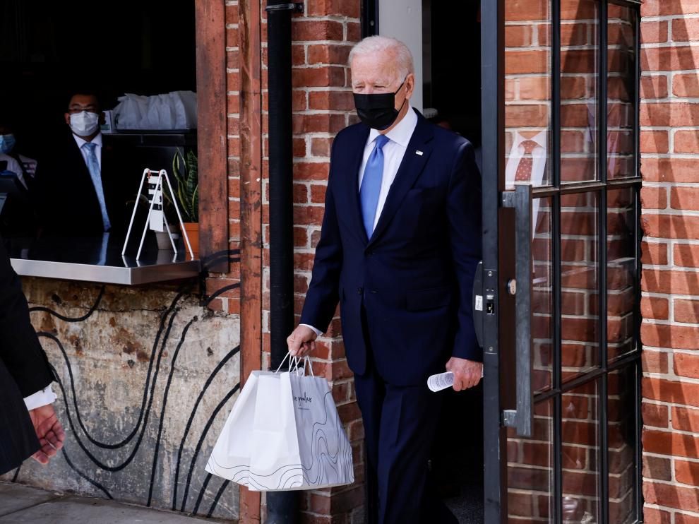 Biden sale del restaurante Las Gemelas con dos bolsas con tacos y enchiladas