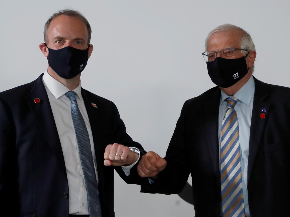 El alto representante para la Política Exterior de la UE, Josep Borrell (d), y el titular de Exteriores británico, Dominic Raab.