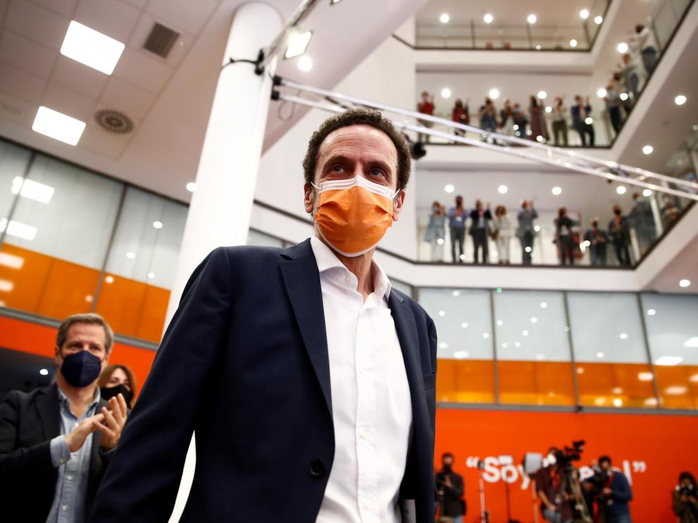 El candidato de Ciudadanos a la presidencia de la Comunidad de Madrid, Edmundo Bal, se dispone a ofrecer una rueda de prensa en la sede de su formación