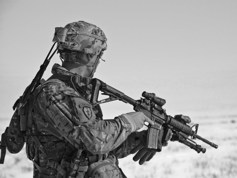 El estafador se hace pasar por un alto mando del Ejército de los EE. UU. e inicia una relación amorosa por redes sociales con una persona