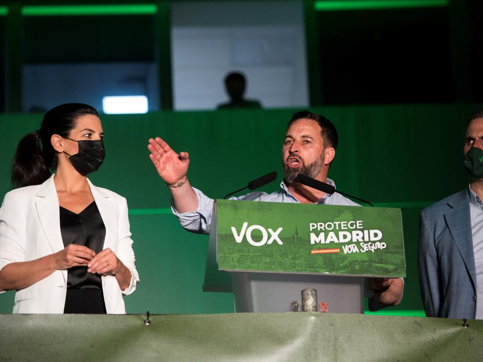 El presidente de Vox, Santiago Abascal (c), acompañado por la candidata a la presidencia de la Comunidad de Madrid Rocio Monasterio y el concejal de su grupo en el ayuntamiento madrileño, Javier Ortega Smith
