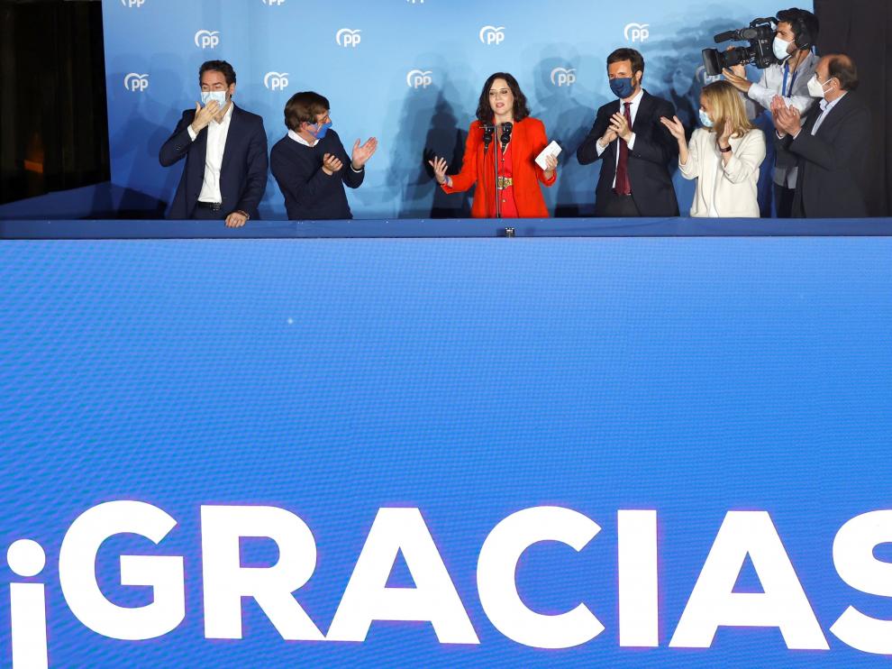 Isabel Díaz Ayuso y Pablo Casado en el balcón de la sede del PP en la calle Génova