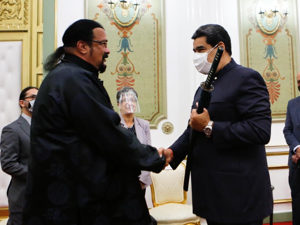 Maduro maniobra una espada samurái que le regala el actor ...