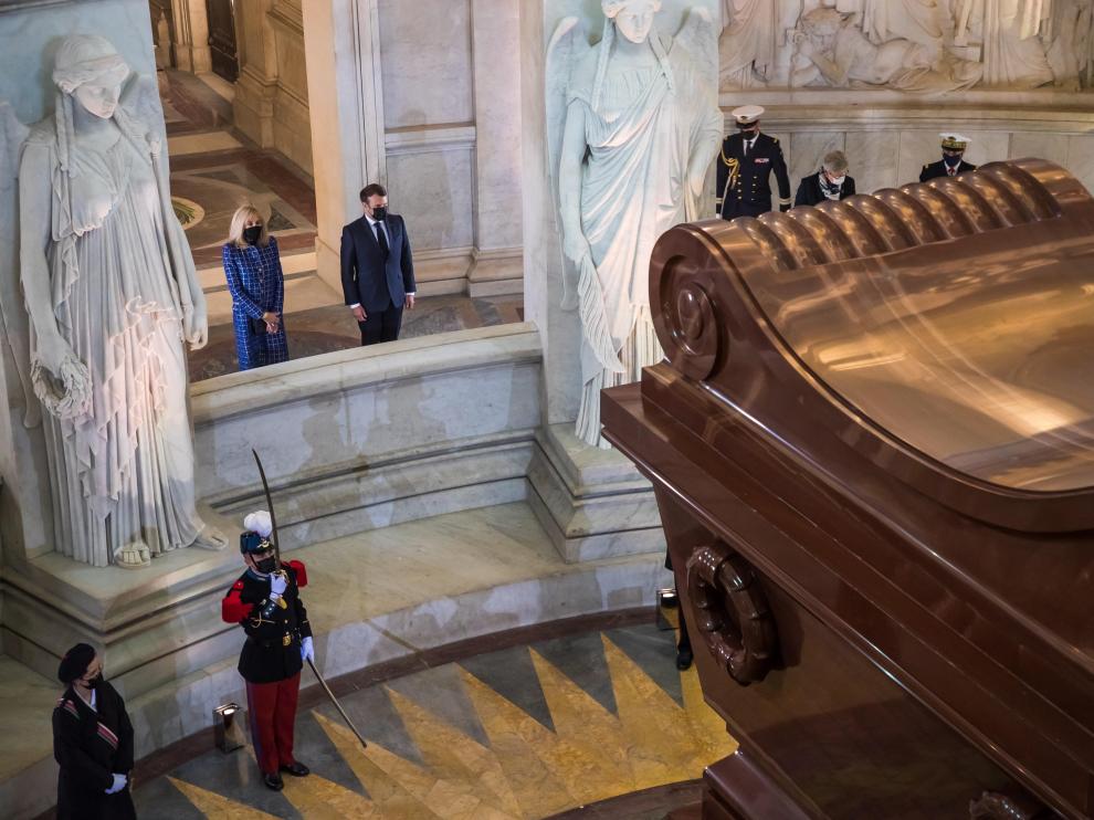 Paris (France), 05/05/2021.- Prince Jean-Christophe Napoleon (C) leaves after laying a wreath of flowers in front of Napoleon's tomb in homage to the French Emperor during a ceremony for the bicentenary of his death under the dome of Saint-Louis Cathedral in the Invalides in Paris, France, 05 May 2021. 200 years ago, French military and political leader Napoleon Bonaparte (1769-1821) died in exile on the island of Saint Helena on 05 May 1821. Official commemorations of the bicentenary of his death sparked controversy in France among those who consider him to represent a dark part of the country's history and those who support his legacy. (Francia, Santa Elena) EFE/EPA/CHRISTOPHE PETIT TESSON Tribute ceremony for the bicentennial of Napoleon's death in Paris