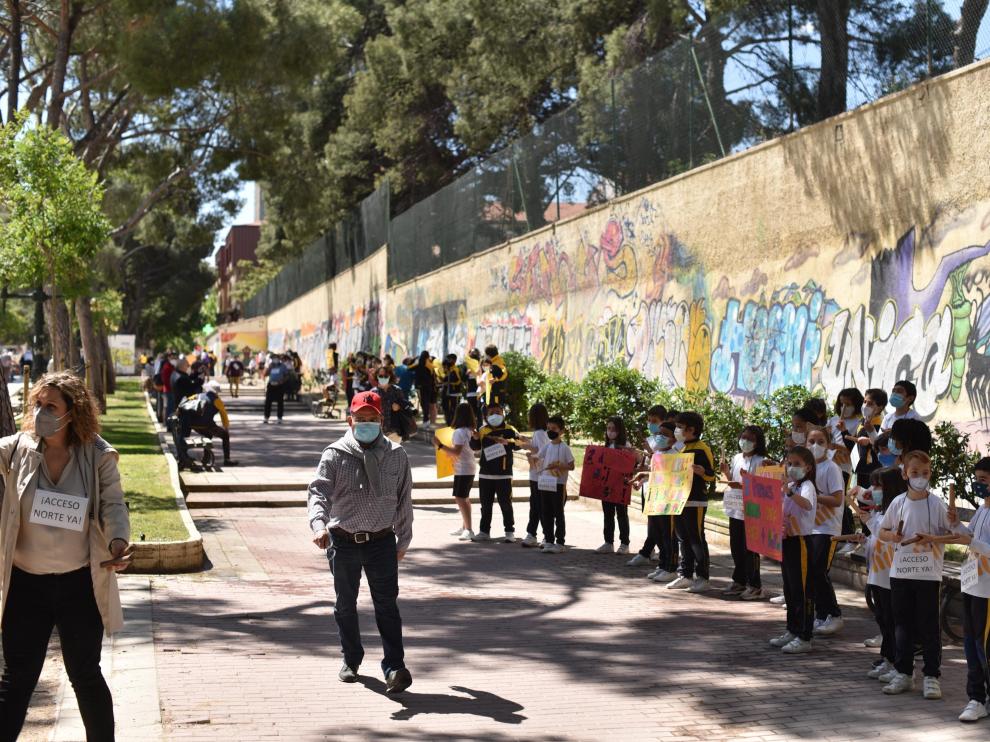 Alumnos de infantil y primaria del colegio Nuestra Señora de la Merced se han manifestado este jueves en el actual parque Pignatelli,que se encuentra junto al centro