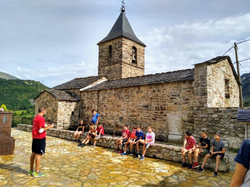 Foto de una de las actividades realizadas el año pasado por el albergue juvenil Velarta en el valle de Benasque.